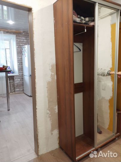 Прихожая со шкафом и зеркалом бу