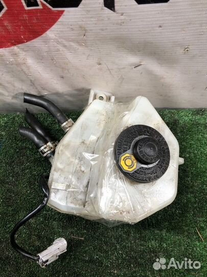 Бачок для тормозной жидкости Toyota Prius ZVW30