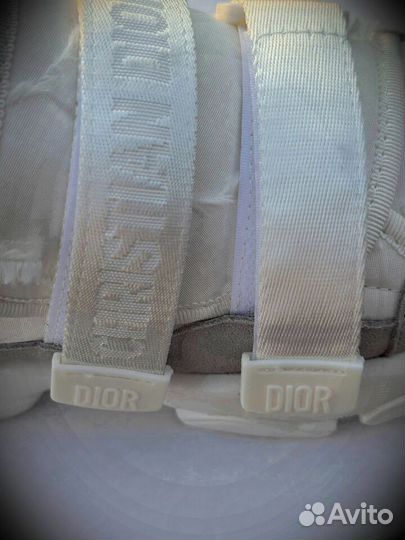 Кроссовки женские