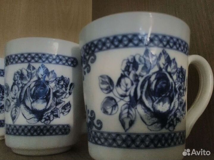 Кофейные чашки с блюдцами