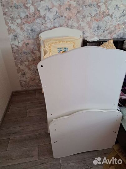 Детская кроватка с маятником