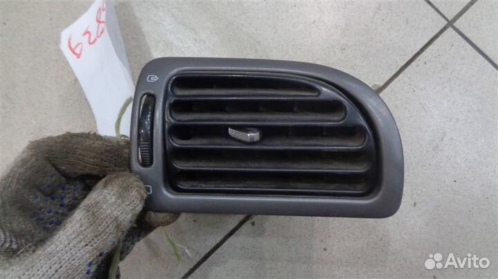 Дефлектор воздушный правый Peugeot 406 1995-2005