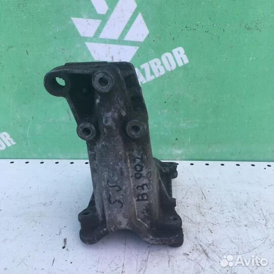 Кронштейн двигателя правый Фольксваген Пассат Б3