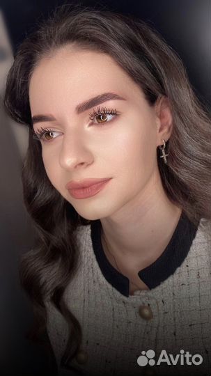 Модель на брови
