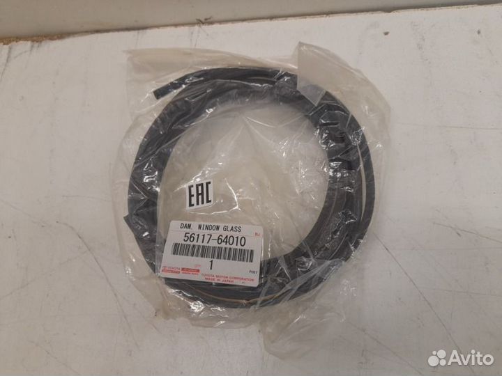 Уплотнитель лобового стекла передний левый Toyota