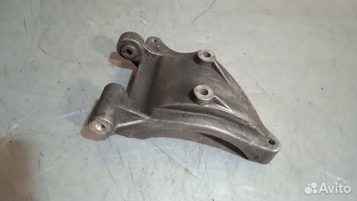 Кронштейн компрессора кондиционера Audi C5