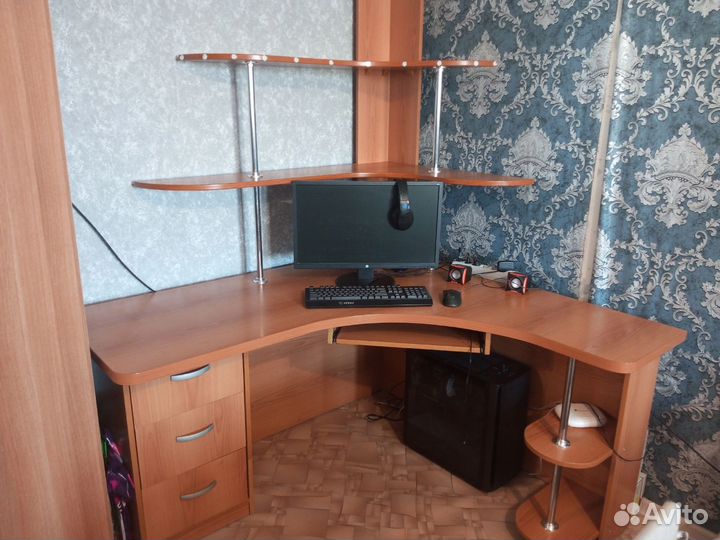 Компьютерный стол