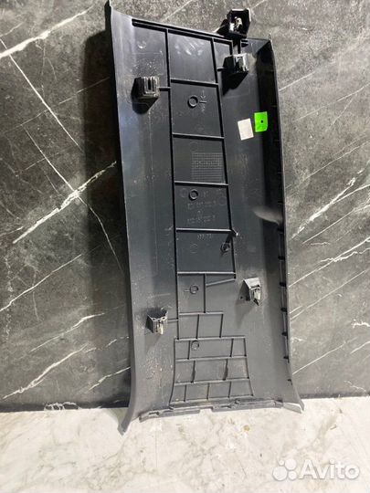 Обшивка средней стойки правая Skoda Rapid cfna