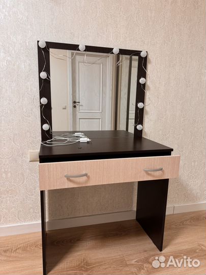 Туалетный столик с зеркалом и подсветкой