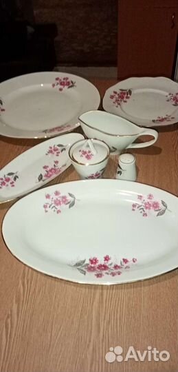 Тарелки и соусник