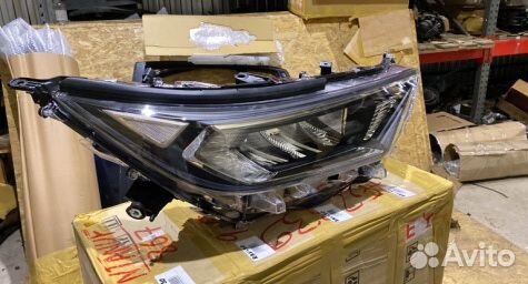 Фара передняя правая Toyota RAV4 50 оригинал
