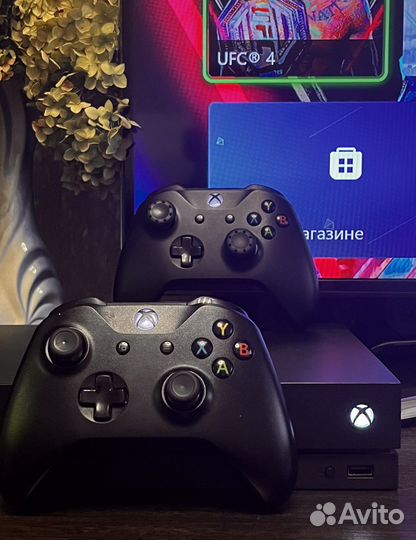Xbox One X + 2 геймпада