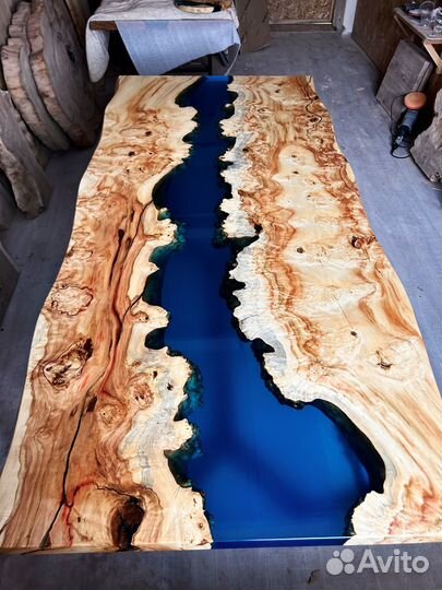 Обеденный стол из слэба с заливкой смолой