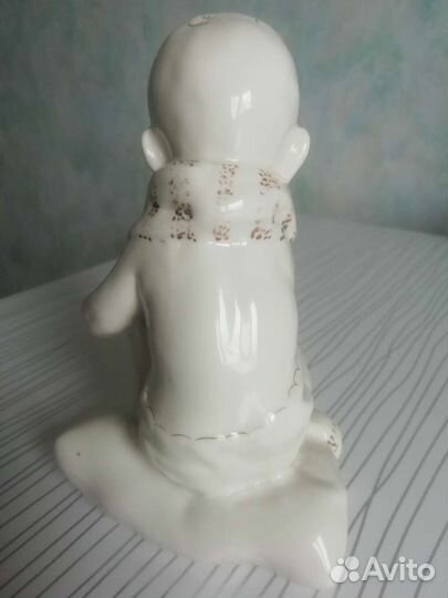 Фарфор СССР. Мальчик на подушке одевает сандали