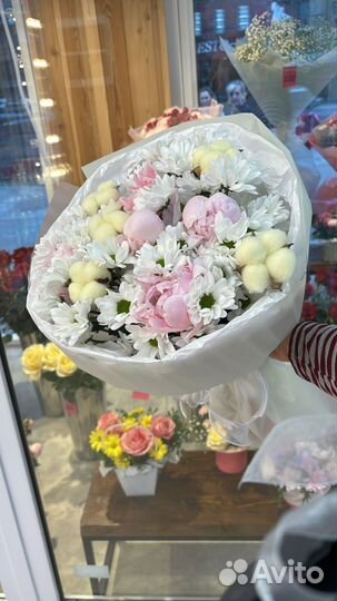 Букет из пионов хризантем и хлопка
