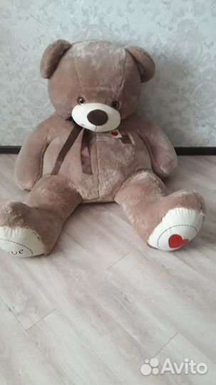 Большой плюшевый медведь