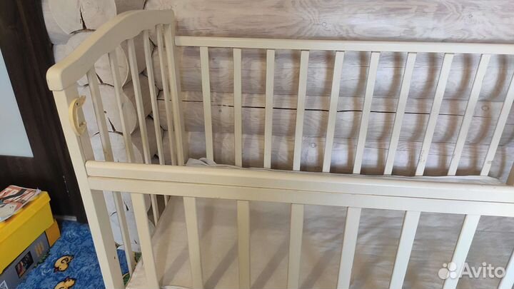 Детская кроватка с маятником