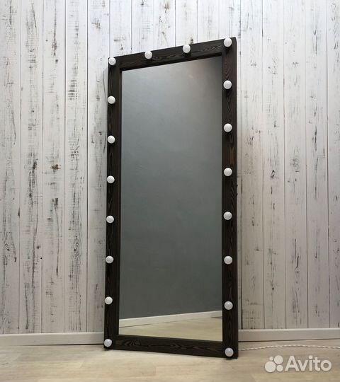 Гримерное зеркало с лампочками