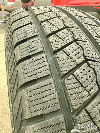 Roadmarch Snowrover 868 255/50 R19 147U