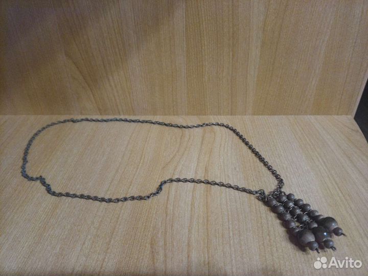 Бусы, брошь