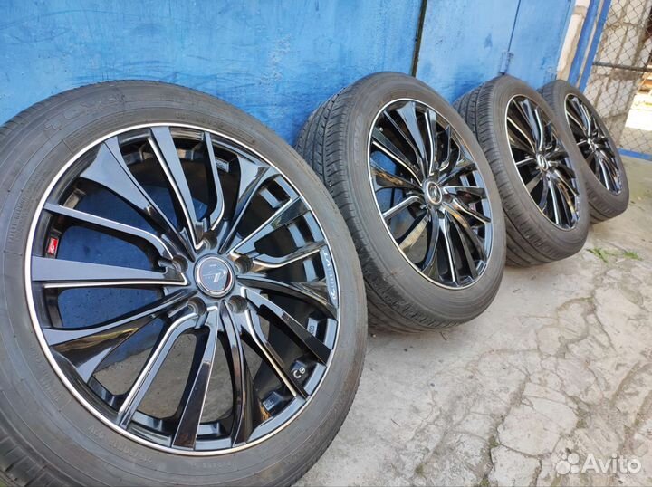 Эффектные Weds Leonis VT на шинах 215/50/18