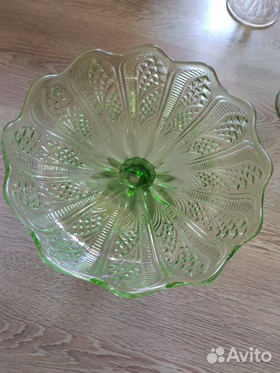 Ваза для фруктов на ножке