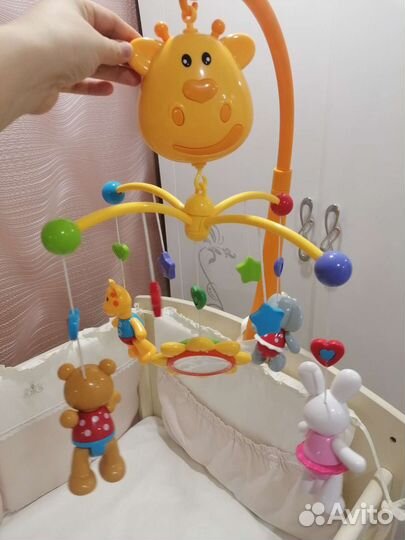 Детская кроватка с маятником