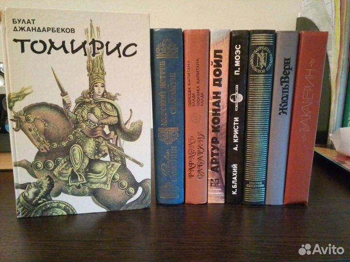 Книги из домашней библиотеки 1990х годов издан