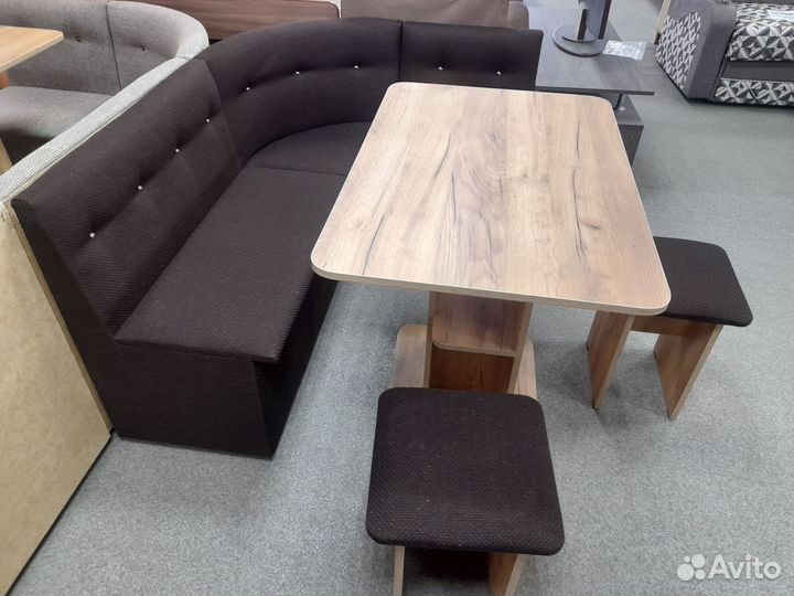 Кухонный уголок со столом и стульями. Новый