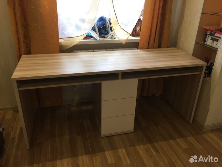 Письменный стол в детскую/Детский письменный стол