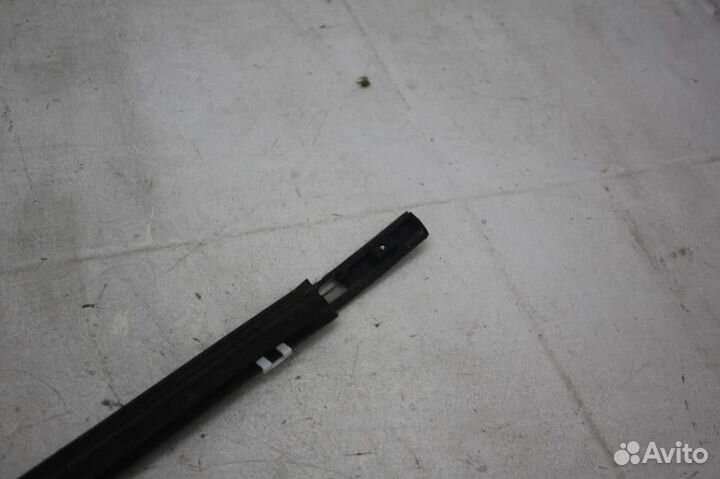 Молдинг стекла передней правой двери Nissan Qashq