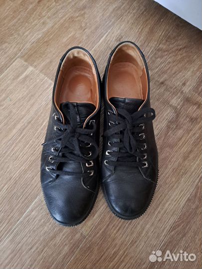 Кроссовки женские