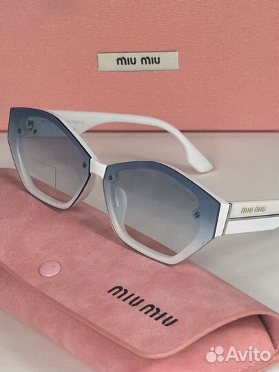 Солнцезащитные очки Miu Miu