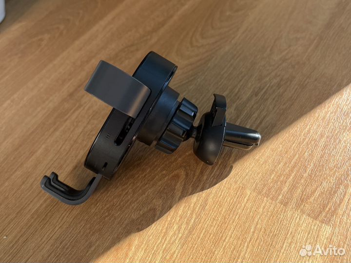 Автомобильный держатель с беспроводной зарядкой