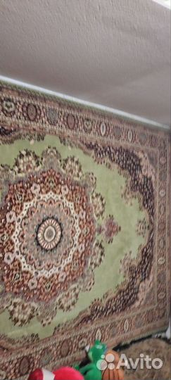 Персидский ковёр б/ у висел на стене