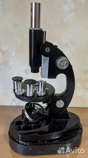 Микроскоп му родом из СССР