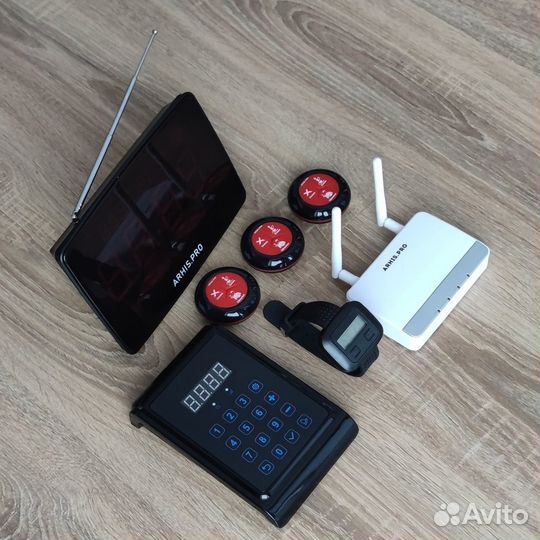 Кнопка вызова персонала, официанта, мастера и часы