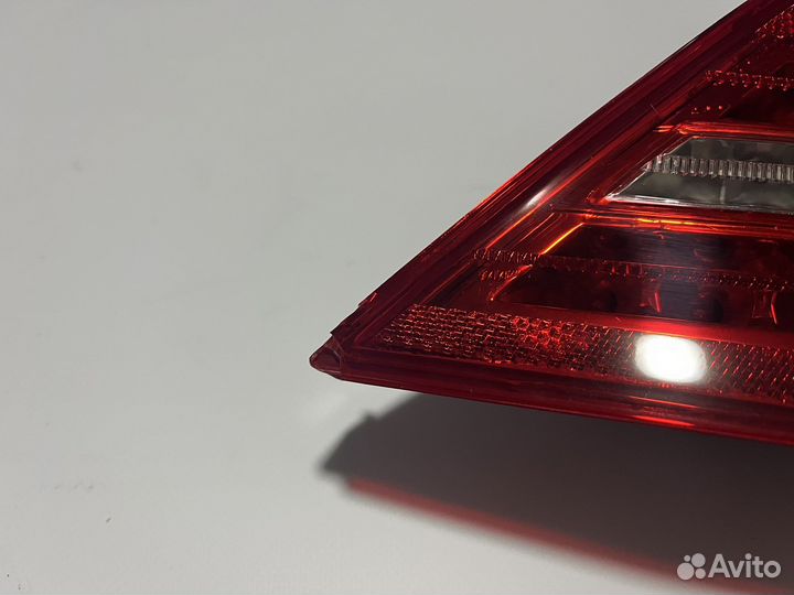 Правый стоп фонарь Mercedes W221 с дефектом