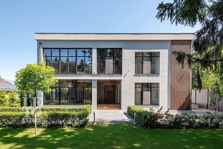 Дом 385 м² на участке 13,2 сот.