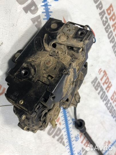 Шкода Фабия Замок передней двери Прав