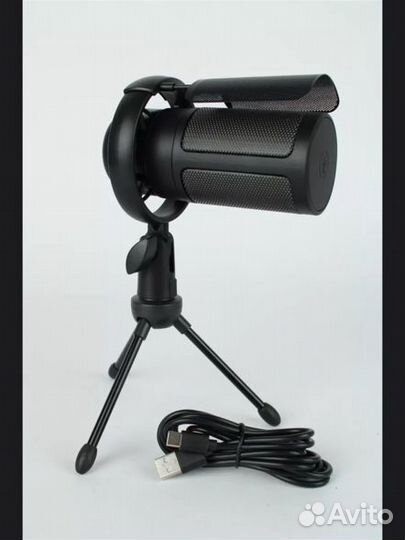 Профессиональный студийный микрофон на подставке