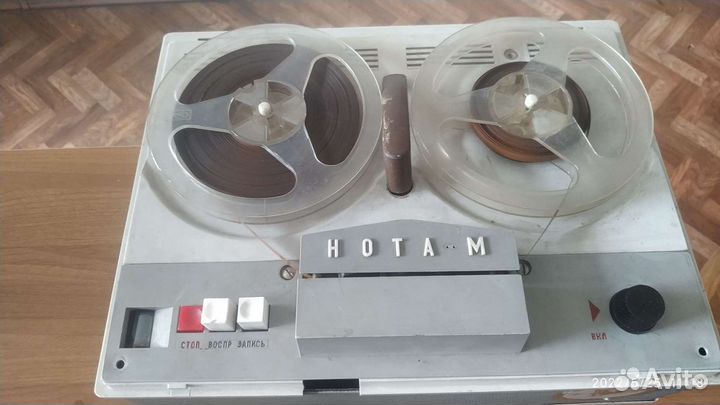 Старинные ретро-магнитофоны