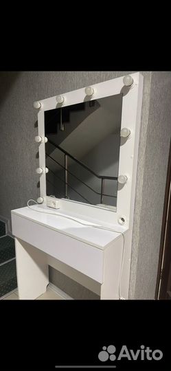 Столик с зеркалом