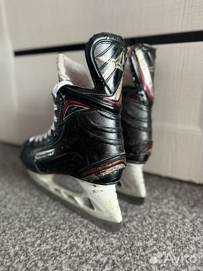 Хоккейные коньки bauer vapor x700 х700