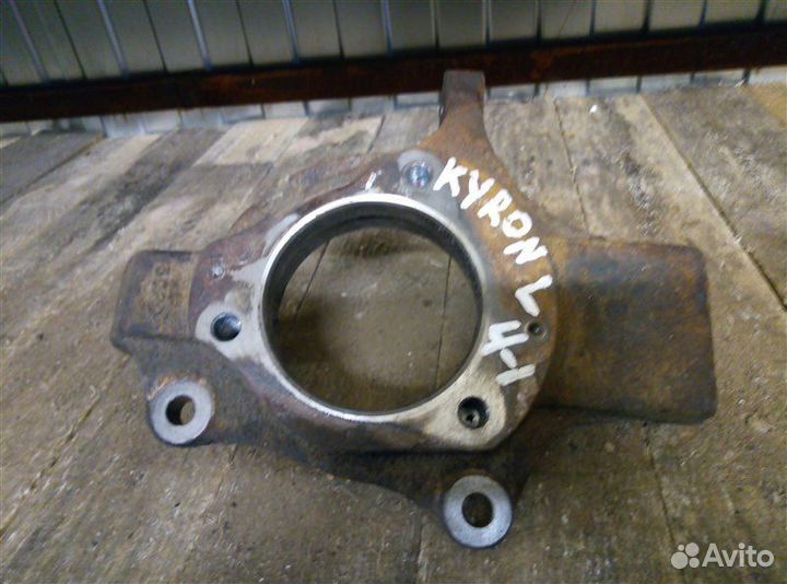 Кулак (цапфа) передний левый Ssang Yong Kyron 2011