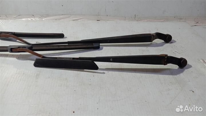 Поводок стеклоочистителя передний правый,левый(за