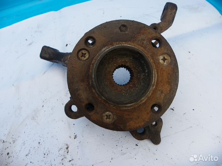 Поворотный кулак левый VW Passat B4