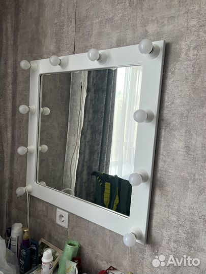 Гримерное зеркало с лампочками