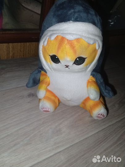 Плюшевый кот в костюме акулы