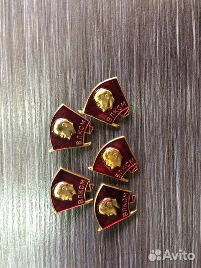 Продаю значки комсомольской организации